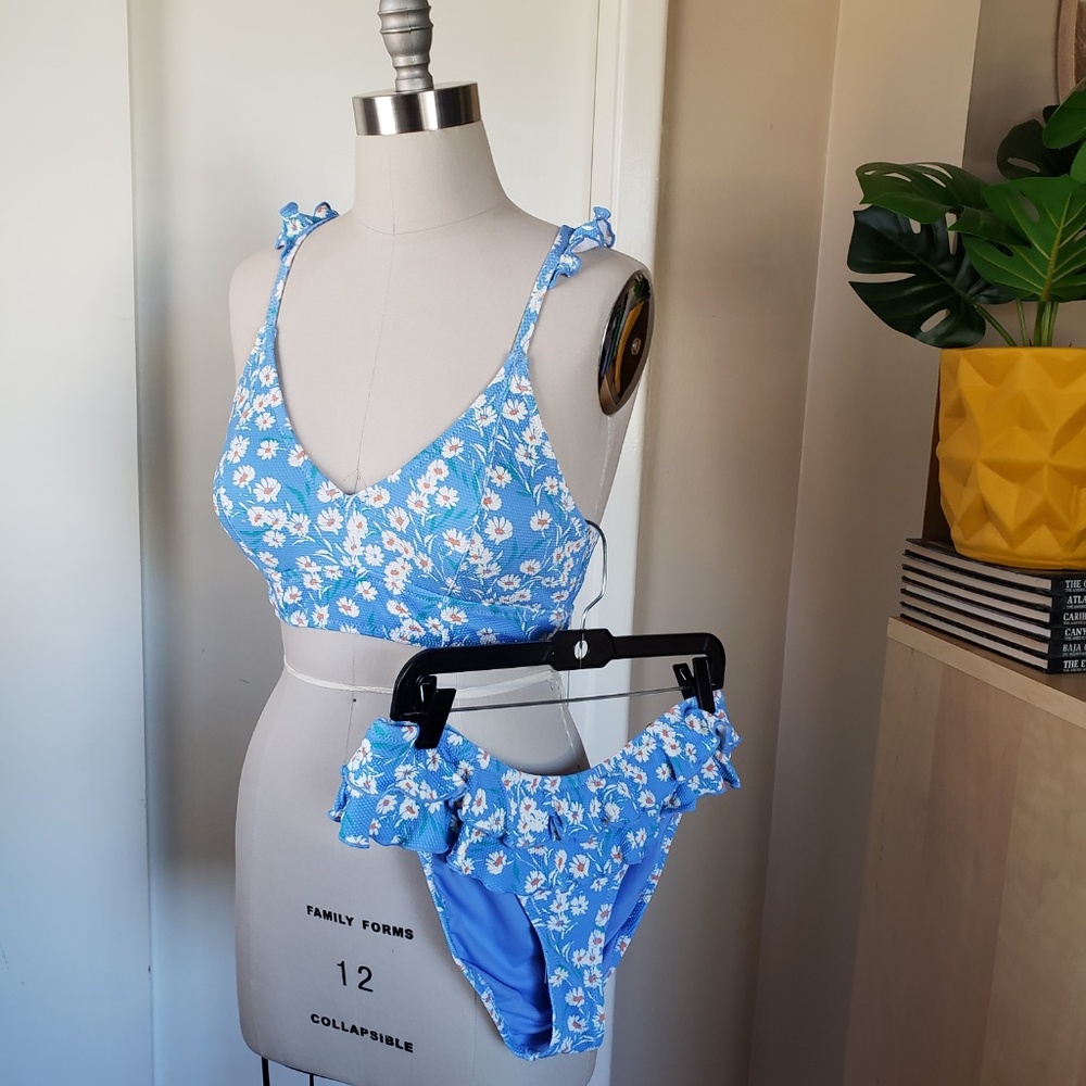 Jessica Simpson Daisy Ruffle Swimsuit Size Large NEW!